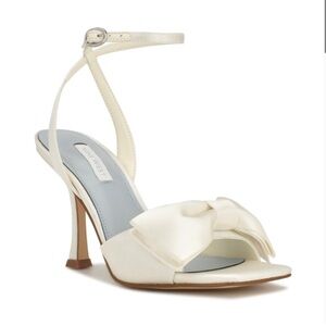 White heels with bows